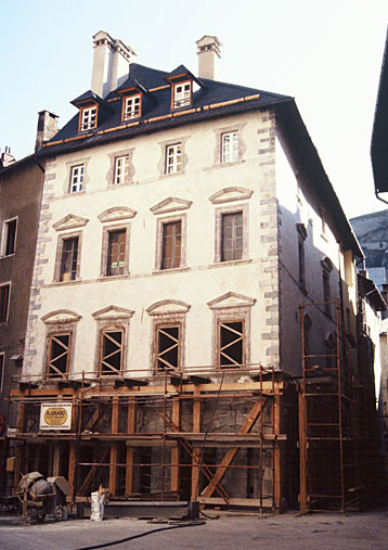 Façade sur la place.