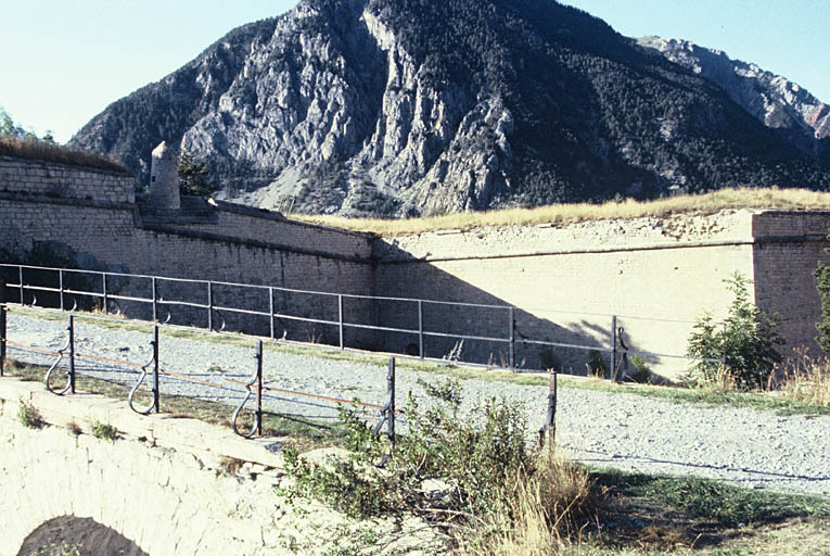 Pont d'accès à l'entrée principale, bastion sud.