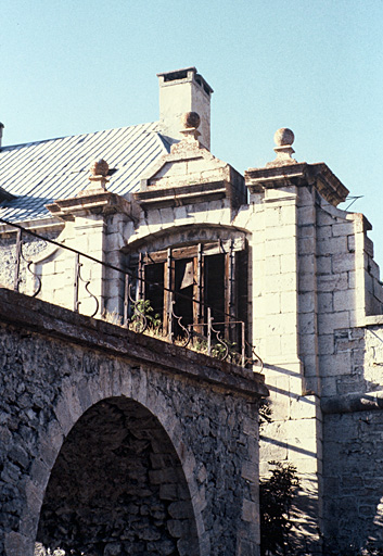 Entrée devant la caserne.