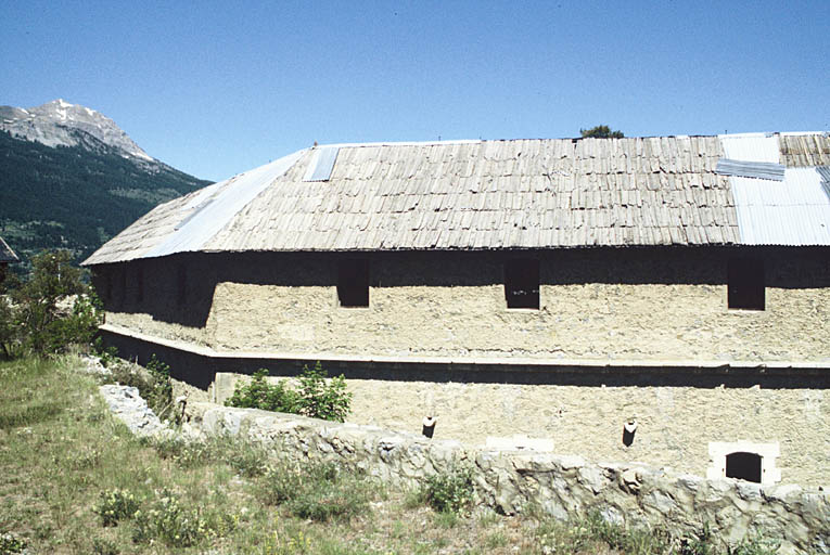 Casemate, caserne, boulangerie.