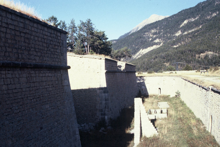 Fossé et mur de soutènement.