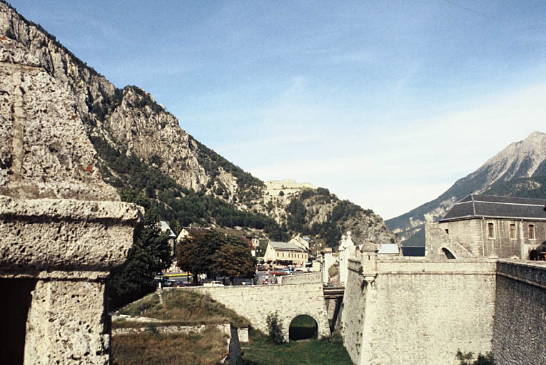 Remparts et fort.