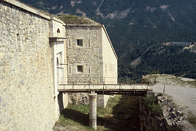 Porte principale et pont.