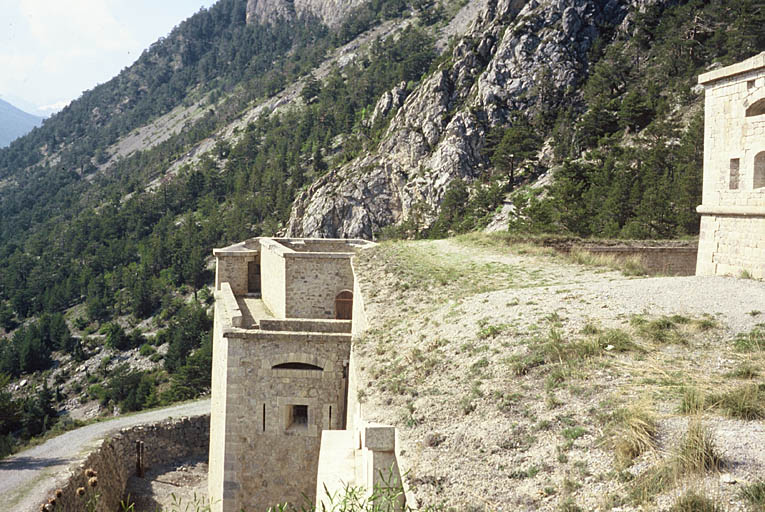 Vue des bastions, au fond, le donjon.