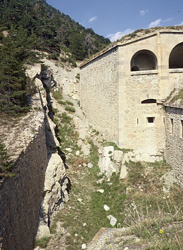 Le fossé extérieur, la contrescarpe et le donjon.