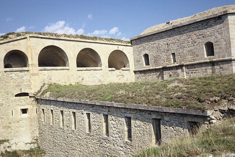 Le fossé extérieur, la contrescarpe, le donjon, la galerie.