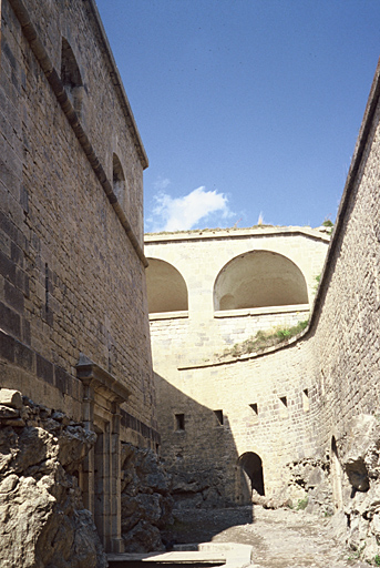 Le fossé intérieur et la porte du donjon.