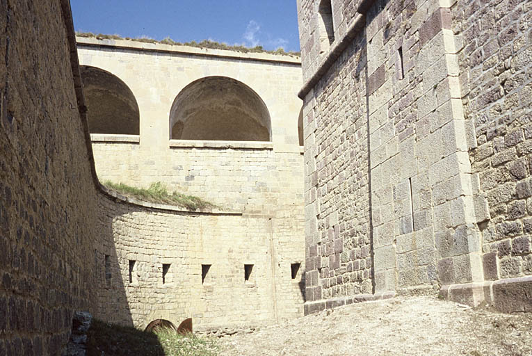 Le fossé intérieur entre la contrescarpe à feux de revers et le donjon.