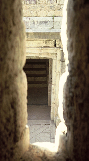 Donjon vu de l'embrasure intérieure de la contrescarpe.