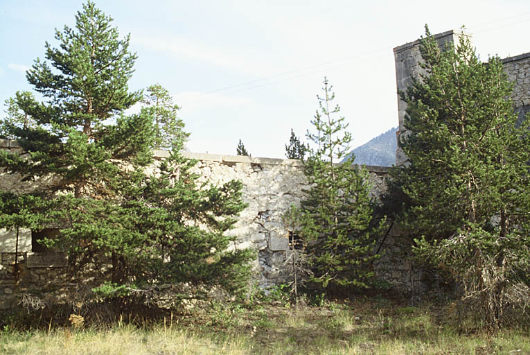 Murs avec créneaux de tir.