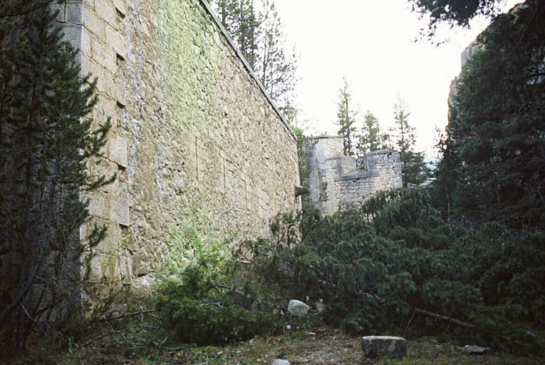 Murs avec créneaux de tir.