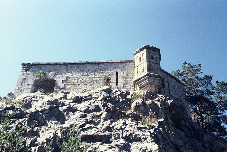 Mur et échauguette.