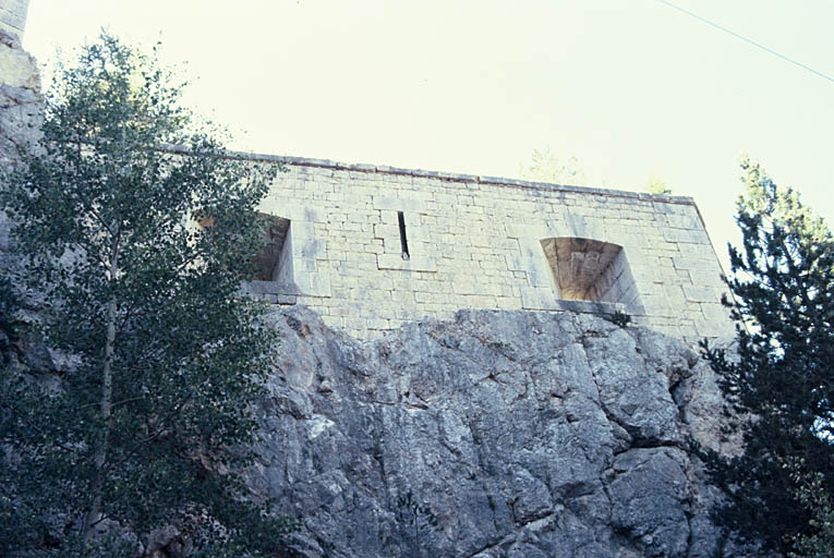 Mur avec embrasure et meurtrière.