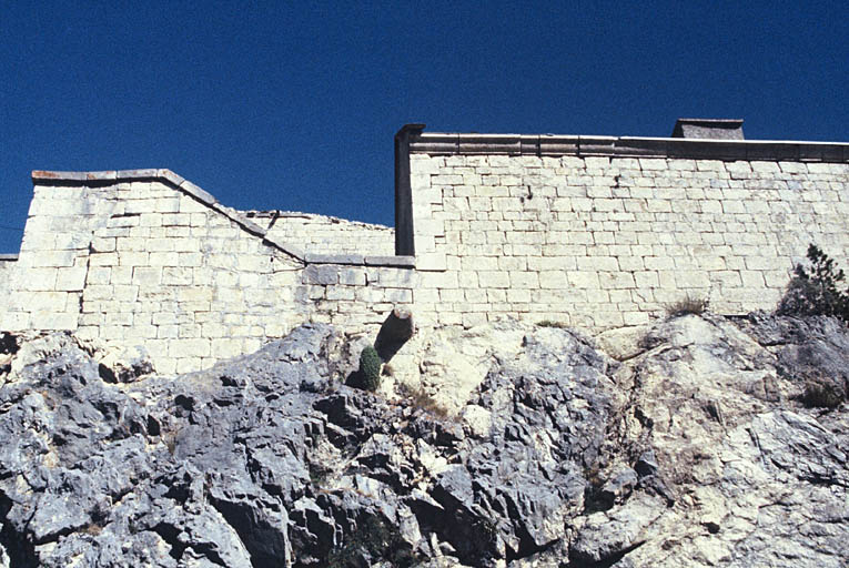 Murs à créneaux de tir.