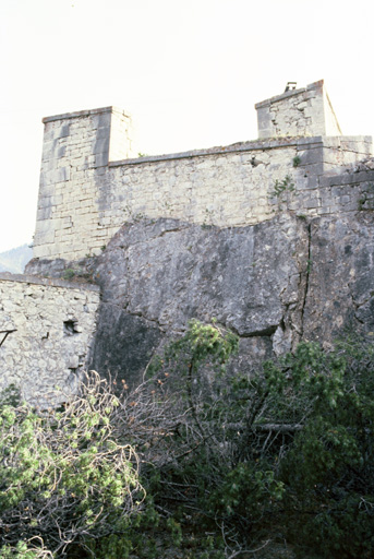 Murs à créneaux de tir.