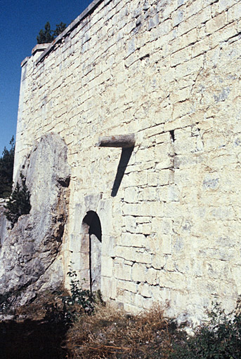 Mur avec entrée d'une traverse.