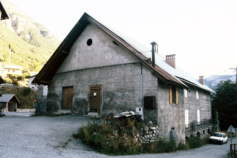 Vue générale de la maison, façades postérieure et latérale.