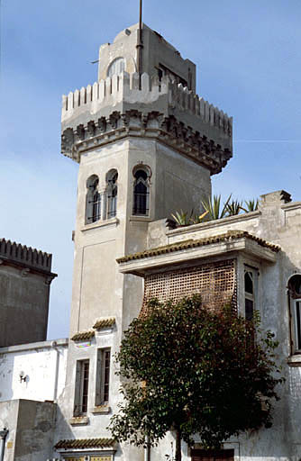 Façade sud, partie supérieure de la tour d'escalier.