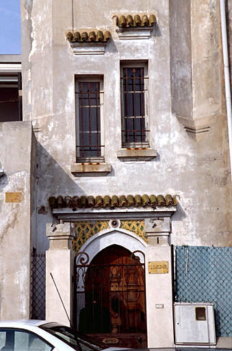 Façade sud, porte et bas de la tour d'escalier.