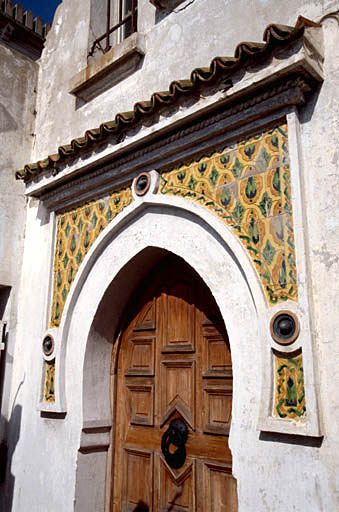 Façade sud, décor en faënces de la porte de la tour d'escalier.