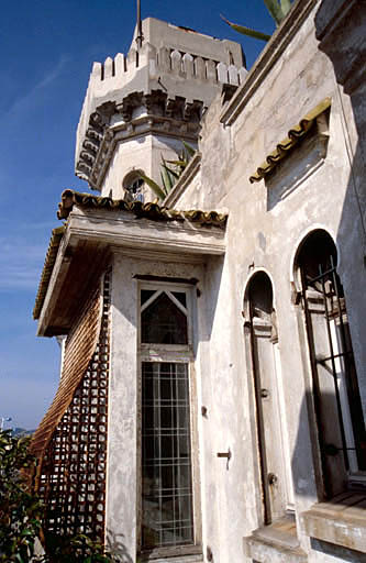 Façade sud, logette et sommet de la tour d'escalier, vus de la loggia.