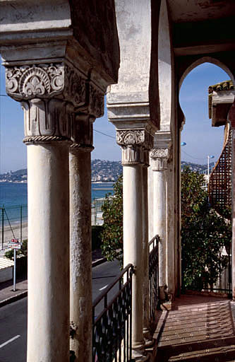 Colonnes de la loggia vues vers l'ouest.