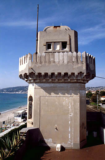 Façade est de la tour d'escalier, vue depuis le toit.