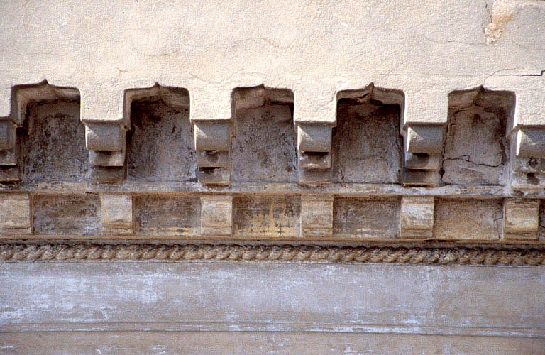 Détail de la façade est de la tour d'escalier, arcature de l'encorbellement.