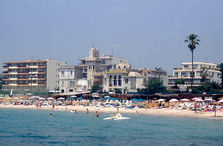 La mer et la villa dans son environnement bâti.