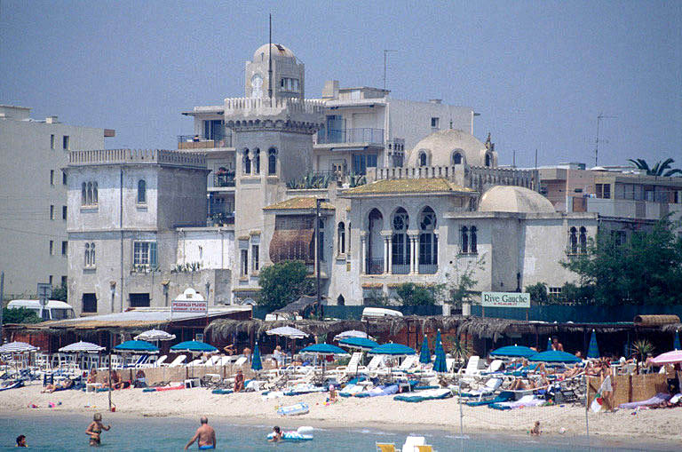 La villa vue de trois-quarts depuis la plage.