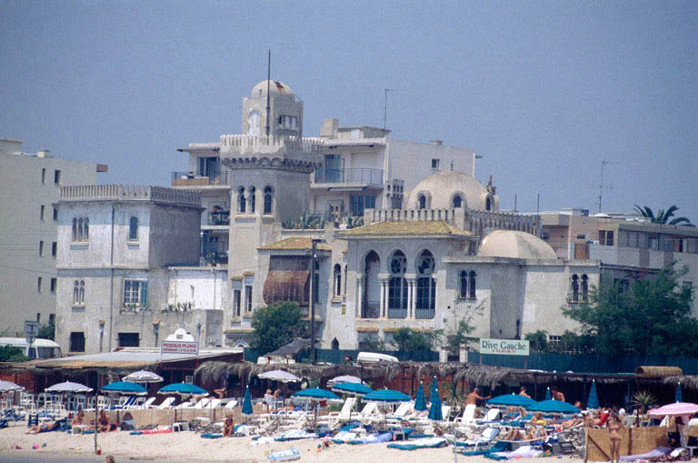 La villa vue de trois-quarts depuis la plage.