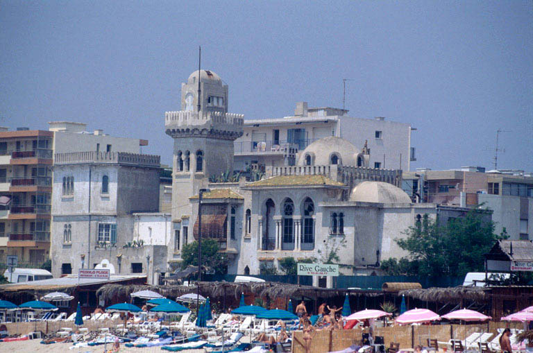 La villa vue de trois-quarts depuis la plage.