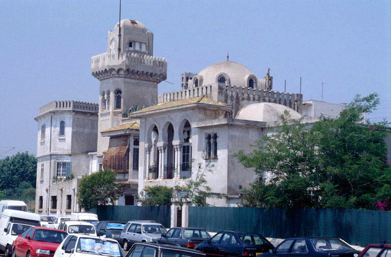 La villa vue de trois-quarts depuis la rue.