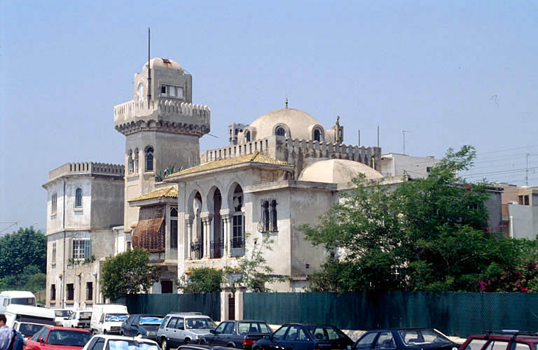 La villa vue de trois-quarts depuis la rue.