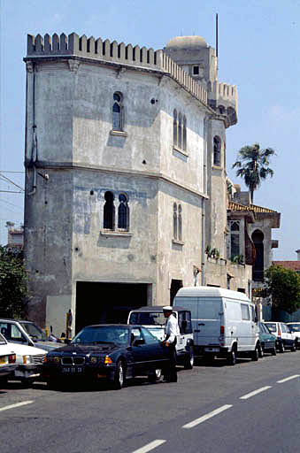 Partie ouest de la villa, vue de la rue.