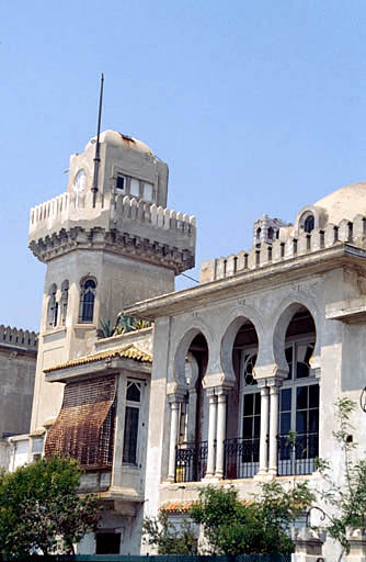 Façade sud, loggia, logette et tour d'escalier.