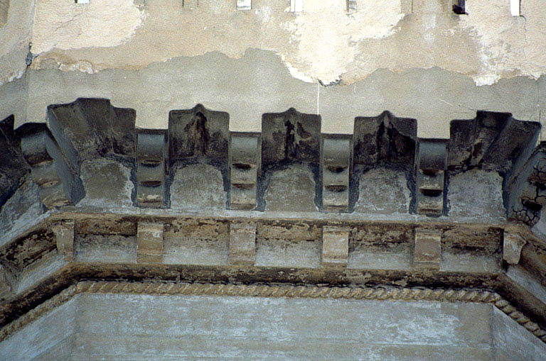 Détail de l'arcature de l'encorbellement de la tour d'escalier.