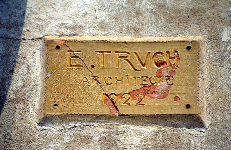 Façade sud, plaque avec le nom de l'architecte et la date.