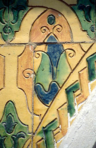 Façade sud, détail du décor en faïence de la porte d'entrée.