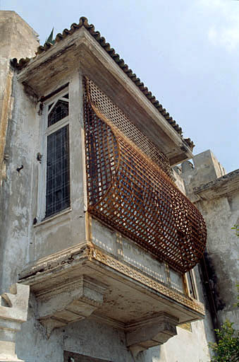 Façade sud, logette vue de trois-quarts.