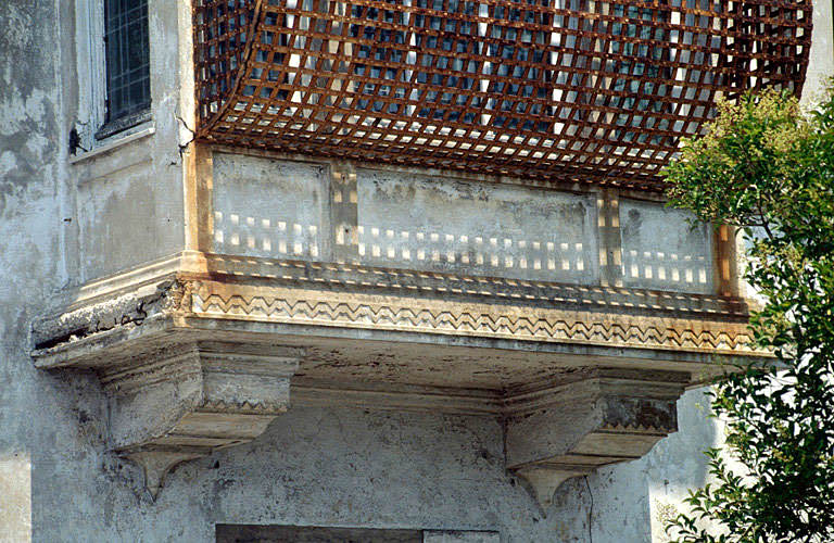 Façade sud, partie inférieure de la logette.