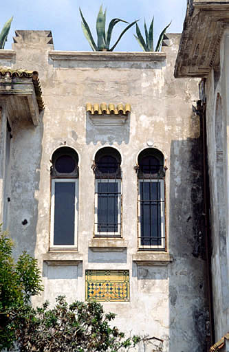 Façade sud, fenêtres en triplet entre la logette et la loggia.