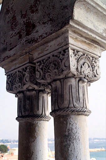 Chapiteaux des colonnes de la loggia.