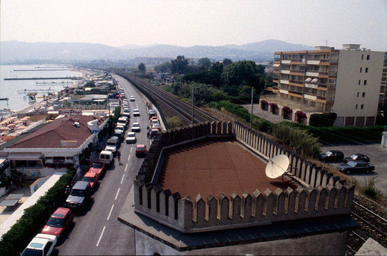 Vue de situation vers l'ouest, avec la terrasse de la partie ouest, depuis la tour d'escalier.