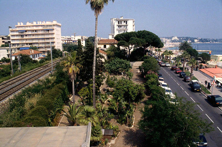 Vue de situation vers l'est, avec le jardin, depuis la tour d'escalier.