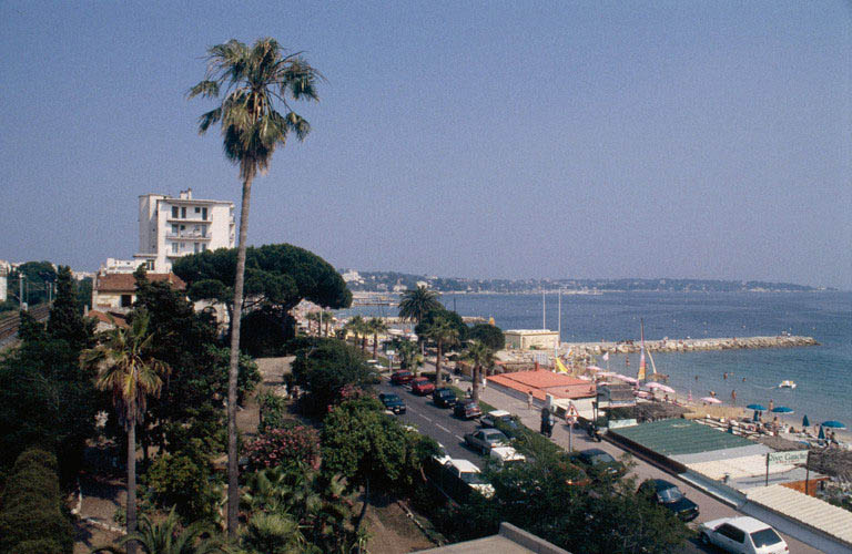 Vue de situation vers l'est, avec le jardin et la mer, depuis la tour d'escalier.