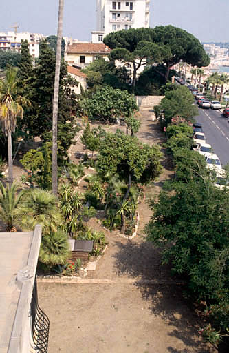 Le jardin, vu depuis la tour d'escalier.