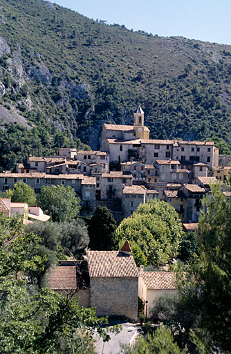 La chapelle, vue depuis l'ouest, avec le village au second plan.