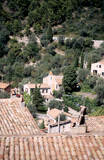 La chapelle et son environnement, vus depuis le village.