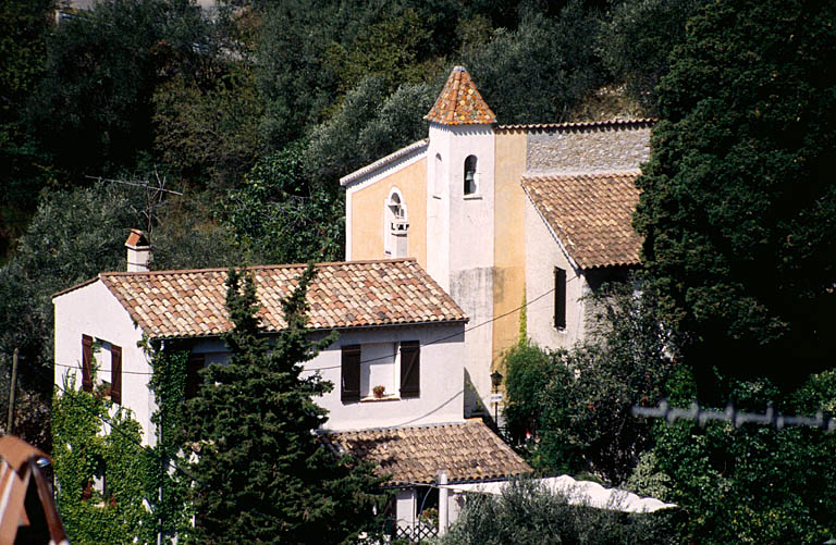 Vue d'ensemble de la chapelle, depuis le village.